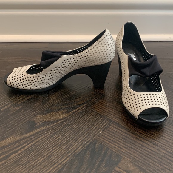 Size 7.5 Joy Chen low heels - Picture 2 of 6